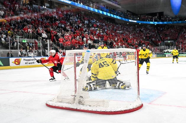 ZURICH, SWITZERLAND MAY 28 Denis Malgin of Switzerland L celebrates after scoring a goal against goalkeeper Magnus Hellberg of Sweden during the 2026 IIHF Ice Hockey World Championship Switzerland game between Switzerland and Sweden at Swiss Life Arena on May 28, 2026 in Zurich, Zurich Zurich Swiss Life Arena Zurich Switzerland Copyright: xJustPictures.ch AndreaxBrancax jp-en-EuSpIm-JP7_ANB_FinCze_28052026_5757-2
