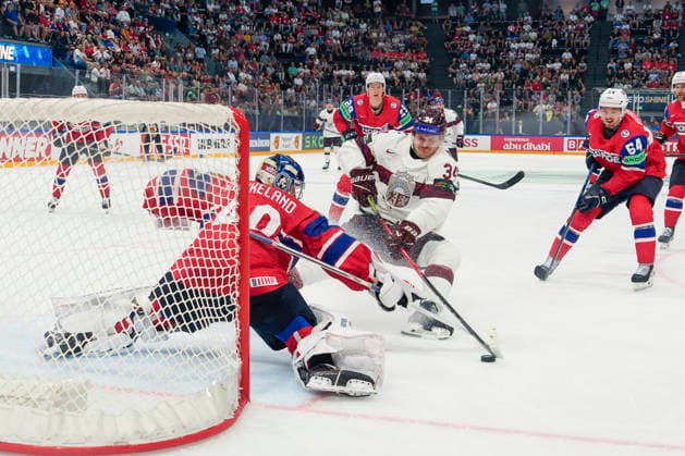 FRIBOURG, SWITZERLAND MAY 28 Eduards Tralmaks of Latvia 2nd L against goalkeeper Henrik Haukeland of Norway during the 2026 IIHF Ice Hockey World Championship Switzerland game between Norway and Latvia at BCF Arena on May 28, 2026 in Fribourg, Fribourg Fribourg BCF Arena Fribourg Switzerland Copyright: xJustPictures.ch JarixPestelaccix jp-en-EuSpIm-JP6_JAR_Norway_Latvia_28May2026_00129