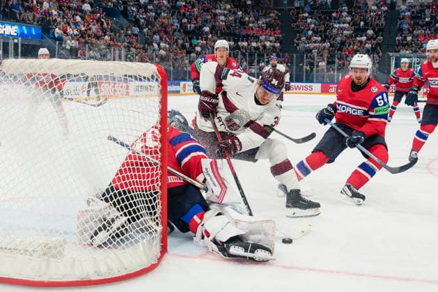 FRIBOURG, SWITZERLAND MAY 28 Eduards Tralmaks of Latvia 2nd L against goalkeeper Henrik Haukeland of Norway during the 2026 IIHF Ice Hockey World Championship Switzerland game between Norway and Latvia at BCF Arena on May 28, 2026 in Fribourg, Fribourg Fribourg BCF Arena Fribourg Switzerland Copyright: xJustPictures.ch JarixPestelaccix jp-en-EuSpIm-JP6_JAR_Norway_Latvia_28May2026_00131