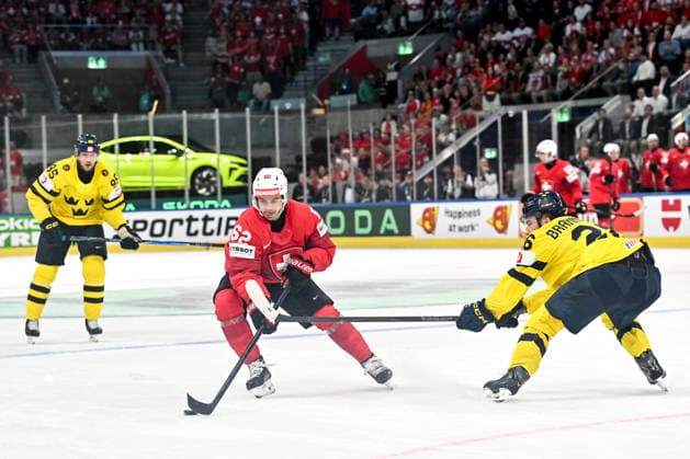 ZURICH, SWITZERLAND MAY 28 Denis Malgin of Switzerland in action against Erik Brannstrom of Sweden during the 2026 IIHF Ice Hockey World Championship Switzerland game between Switzerland and Sweden at Swiss Life Arena on May 28, 2026 in Zurich, Zurich Zurich Swiss Life Arena Zurich Switzerland Copyright: xJustPictures.ch AndreaxBrancax jp-en-EuSpIm-JP7_ANB_FinCze_28052026_2839