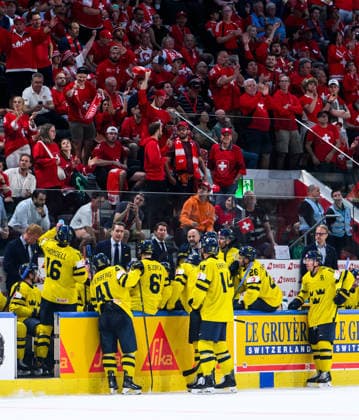 260528 Head coach Sam Hallam of Sweden talks to players during the 2026 IIHF Ice Hockey World Championship quarterfinal match between Switzerland and Sweden on May 28, 2026 in Zurich Photo Jesper Zerman BILDBYRAN kod JZ JZ0733 ishockey ice hockey ishockey vm 2026 vm 2026 iihf world championship kvartsfinal quarterfinal quarterfinals switzerland schweiz sverige sweden bbeng  Copyright: JESPERxZERMAN BB260528JZ160