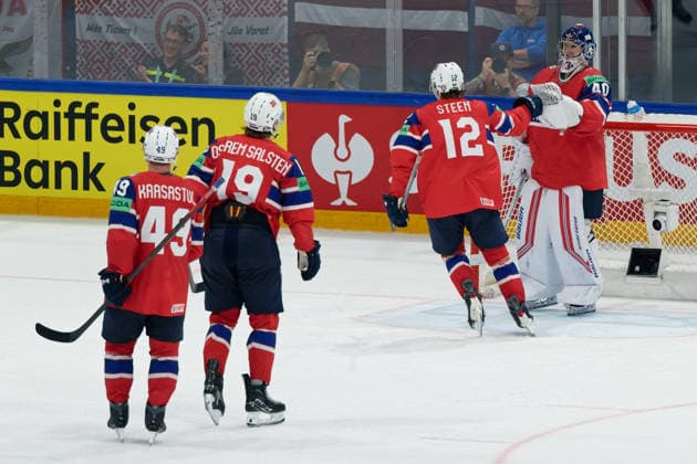 Fribourg, Switzerland - May 28 : Noah Steen of Norway celebrates after scoring his team s second goal with teammates during the 2026 IIHF Ice hockey, Eishockey World Championship, WM, Weltmeisterschaft Switzerland Quarter Final match between Norway and Latvia at BCF Arena on May 28 , 2026 in Fribourg, Switzerland.  Copyright: xGiuseppexVelletrix Sportspressphoto_SPR156401