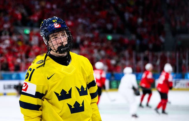 260528 Viggo Björck of Sweden looks dejected after the 2026 IIHF Ice Hockey World Championship quarterfinal match between Switzerland and Sweden on May 28, 2026 in Zurich Photo Jesper Zerman BILDBYRAN kod JZ JZ0733 ishockey ice hockey ishockey vm 2026 vm 2026 iihf world championship kvartsfinal quarterfinal quarterfinals switzerland schweiz sverige sweden bbeng depp  Copyright: JESPERxZERMAN BB260528JZ169