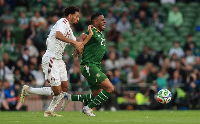 International Friendly, Länderspiel, Nationalmannschaft Aviva Stadium, Dublin 28 5 2026 Republic of Ireland vs Qatar Ireland s Chiedozie Ogbene with Homam Elamin of Qatar Chiedozie Ogbene with Homam Elamin 28 5 2026  Copyright: x INPHO BryanxKeanex BK1_0523