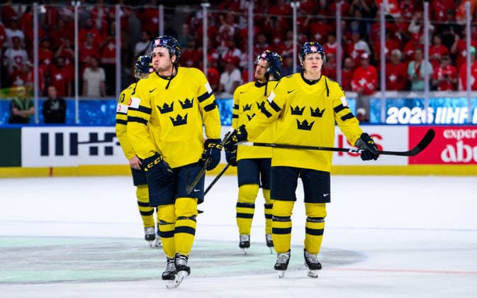 260528 Linus Karlsson and Emil Heineman of Sweden look dejected after the 2026 IIHF Ice Hockey World Championship quarterfinal match between Switzerland and Sweden on May 28, 2026 in Zurich Photo Jesper Zerman BILDBYRAN kod JZ JZ0733 ishockey ice hockey ishockey vm 2026 vm 2026 iihf world championship kvartsfinal quarterfinal quarterfinals switzerland schweiz sverige sweden bbeng depp  Copyright: JESPERxZERMAN BB260528JZ179