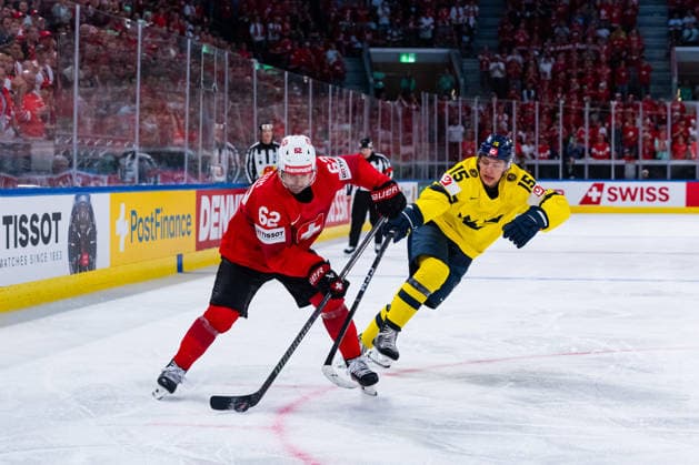 ZURICH, SWITZERLAND - MAY 28: Jack Berglund (Sweden, 15) in the battle for the puck with Denis Malgin (Switzerland, 62) during the Quarter Finals - Match 59 between Switzerland and Sweden at the IIHF Ice hockey, Eishockey World Championship, WM, Weltmeisterschaft 2026, Swiss Life Arena on May 28, 2026 in Zurich, Switzerland. Zurich Switzerland Copyright: xTimoxSteinx