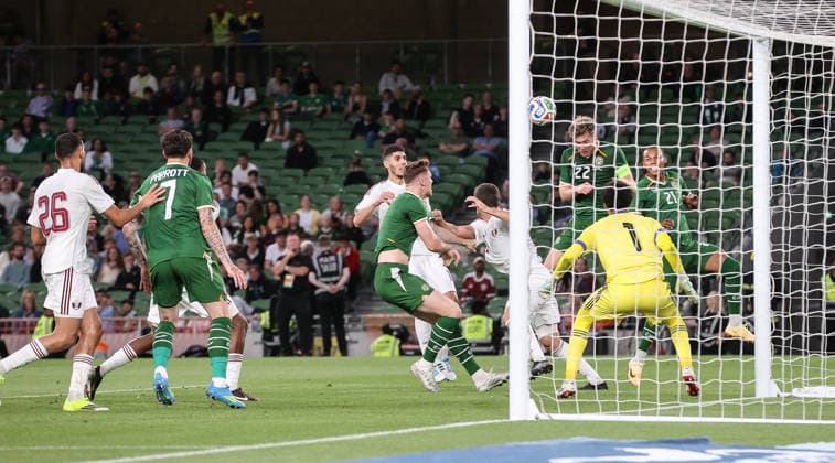 International Friendly, Länderspiel, Nationalmannschaft Aviva Stadium, Dublin 28 5 2026 Republic of Ireland vs Qatar Ireland s Nathan Collins wins a header Nathan Collins wins a header 28 5 2026  Copyright: x INPHO BryanxKeanex CU9I0153