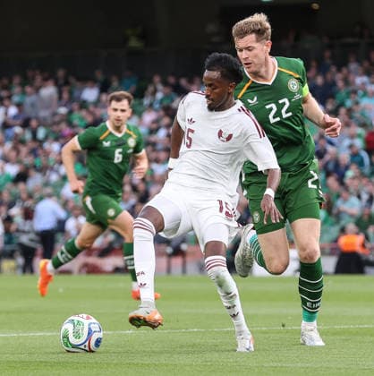 International Friendly, Länderspiel, Nationalmannschaft Aviva Stadium, Dublin 28 5 2026 Republic of Ireland vs Qatar Ireland s Nathan Collins with Yusuf Abdurisag of Qatar Nathan Collins with Yusuf Abdurisag 28 5 2026  Copyright: x INPHO BryanxKeanex CU9I9710