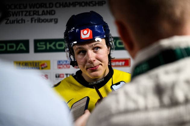 260528 Ivar Stenberg of Sweden is interviewed in the mixed zone after the 2026 IIHF Ice Hockey World Championship quarterfinal match between Switzerland and Sweden on May 28, 2026 in Zurich Photo Jesper Zerman BILDBYRAN kod JZ JZ0733 ishockey ice hockey ishockey vm 2026 vm 2026 iihf world championship kvartsfinal quarterfinal quarterfinals switzerland schweiz sverige sweden bbeng  Copyright: JESPERxZERMAN BB260528JZ186