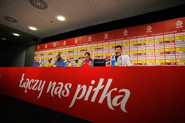 Robert Lewandowski and Jerzy Urban seen during official press conference, PK, Pressekonferenz of Poland National Football Team (Ernest Kolodziej Ball Raw Images) Wroclaw Tarczynski Arena Poland Copyright: xErnestxKolodziejx ernestkolodziej_poland_conference_2526_OL_4130