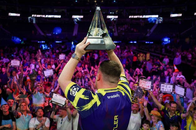 2026 BetMGM Premier League Darts, Final, London Luke Littler lifts the trophy after winning the 2026 BetMGM Premier League Darts Final at The O2 Arena, London, England on 28 May 2026 Credit: Ian Stephen Every Second Media Editorial use only. All images are copyright Every Second Media Limited. No images may be reproduced without prior permission. Copyright: xIMAGO EveryxSecondxMediax ESM-2016-0033 IanxStephenx xEveryxSecondxMediax