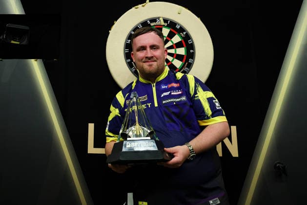 2026 BetMGM Premier League Darts, Final, London Luke Littler lifts the trophy after winning the 2026 BetMGM Premier League Darts Final at The O2 Arena, London, England on 28 May 2026 Credit: Ian Stephen Every Second Media Editorial use only. All images are copyright Every Second Media Limited. No images may be reproduced without prior permission. Copyright: xIMAGO EveryxSecondxMediax ESM-2016-0034 IanxStephenx xEveryxSecondxMediax
