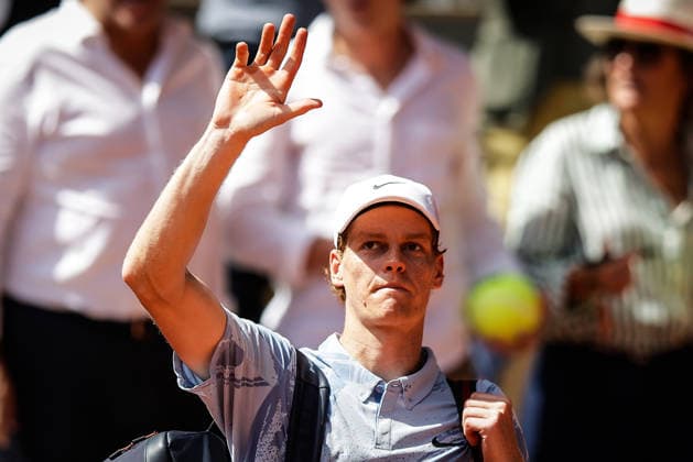 May 28, 2026, Paris, France: JANNIK SINNER of Italy waves to crwod after his defeat in the match against Royer during the fifth day of the French Open 2026, Grand Slam tennis tournament at Roland-Garros Stadium. Cerundolo defeated the number one ranked Sinner 3:6, 2:6, 7:5, 6:1, 6:1. Tennis 2026: ATP, Tennis Herren French Open: Djokovic 6:3 6:2 6:7 6:3 Royer  - ZUMAm308 20260528_zsp_m308_046 Copyright: xMatthieuxMirvillex