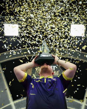 2026 BetMGM Premier League Darts, Final, London Luke Littler lifts the trophy after winning the 2026 BetMGM Premier League Darts Final at The O2 Arena, London, England on 28 May 2026 Credit: Ian Stephen Every Second Media Editorial use only. All images are copyright Every Second Media Limited. No images may be reproduced without prior permission. Copyright: xIMAGO EveryxSecondxMediax ESM-2016-0036 IanxStephenx xEveryxSecondxMediax