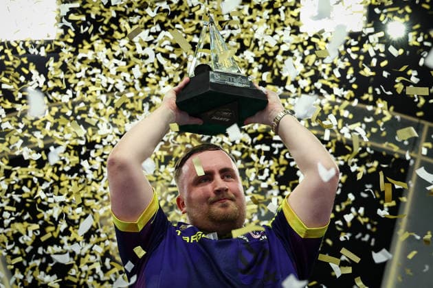 2026 BetMGM Premier League Darts, Final, London Luke Littler lifts the trophy after winning the 2026 BetMGM Premier League Darts Final at The O2 Arena, London, England on 28 May 2026 Credit: Ian Stephen Every Second Media Editorial use only. All images are copyright Every Second Media Limited. No images may be reproduced without prior permission. Copyright: xIMAGO EveryxSecondxMediax ESM-2016-0038 IanxStephenx xEveryxSecondxMediax
