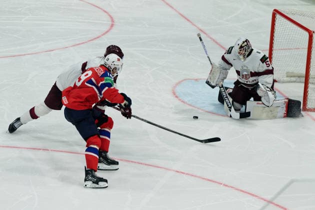 Fribourg, Switzerland - May 28 : Havard Ostrem Salsten of Norway shoots the puck (action) under pressure of Alberts Smits of Latvia and Kristers Gudlevskis of Latvia makes a save during the 2026 IIHF Ice hockey, Eishockey World Championship, WM, Weltmeisterschaft Switzerland Quarter Final match between Norway and Latvia at BCF Arena on May 28 , 2026 in Fribourg, Switzerland.  Copyright: xGiuseppexVelletrix Sportspressphoto_SPR156408