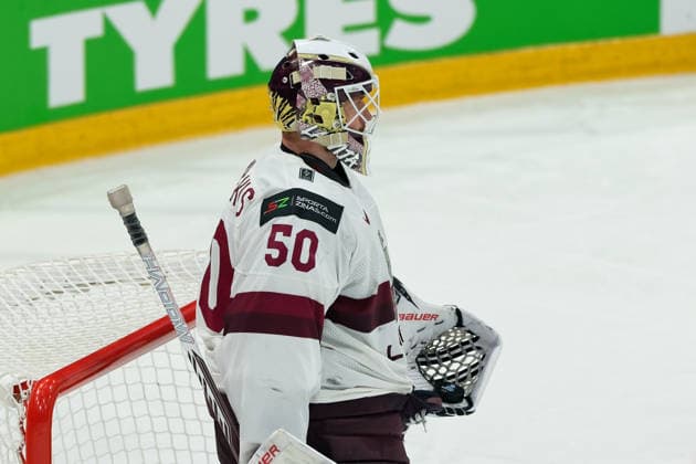 Fribourg, Switzerland - May 28 : Kristers Gudlevskis of Latvia has the puck on the glove during the 2026 IIHF Ice hockey, Eishockey World Championship, WM, Weltmeisterschaft Switzerland Quarter Final match between Norway and Latvia at BCF Arena on May 28 , 2026 in Fribourg, Switzerland.  Copyright: xGiuseppexVelletrix Sportspressphoto_SPR156412
