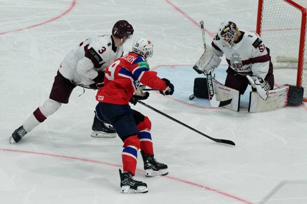 Fribourg, Switzerland - May 28 : Havard Ostrem Salsten of Norway shoots the puck (action) under pressure of Alberts Smits of Latvia and Kristers Gudlevskis of Latvia makes a save during the 2026 IIHF Ice hockey, Eishockey World Championship, WM, Weltmeisterschaft Switzerland Quarter Final match between Norway and Latvia at BCF Arena on May 28 , 2026 in Fribourg, Switzerland.  Copyright: xGiuseppexVelletrix Sportspressphoto_SPR156413