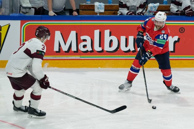 Fribourg, Switzerland - May 28 : Jacob Berglund of Norway shoots the puck (action) under pressure of Alberts Smits of Latvia during the 2026 IIHF Ice hockey, Eishockey World Championship, WM, Weltmeisterschaft Switzerland Quarter Final match between Norway and Latvia at BCF Arena on May 28 , 2026 in Fribourg, Switzerland.  Copyright: xGiuseppexVelletrix Sportspressphoto_SPR156414