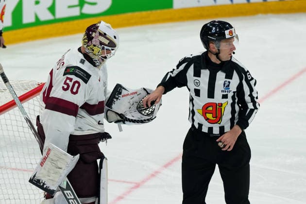 Fribourg, Switzerland - May 28 : Kristers Gudlevskis of Latvia gives the puck to the referee during the 2026 IIHF Ice hockey, Eishockey World Championship, WM, Weltmeisterschaft Switzerland Quarter Final match between Norway and Latvia at BCF Arena on May 28 , 2026 in Fribourg, Switzerland.  Copyright: xGiuseppexVelletrix Sportspressphoto_SPR156416