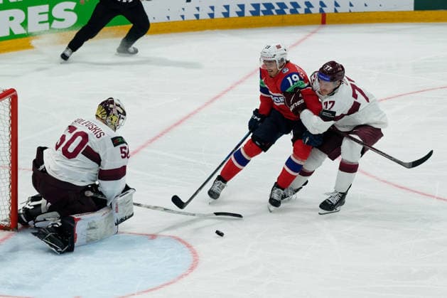 Fribourg, Switzerland - May 28 : Havard Ostrem Salsten of Norway in action (close up) under pressure of Kristaps Zile of Latvia Kristers Gudlevskis of Latvia during the 2026 IIHF Ice hockey, Eishockey World Championship, WM, Weltmeisterschaft Switzerland Quarter Final match between Norway and Latvia at BCF Arena on May 28 , 2026 in Fribourg, Switzerland.  Copyright: xGiuseppexVelletrix Sportspressphoto_SPR156417