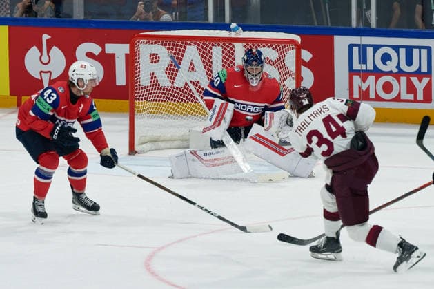 Fribourg, Switzerland - May 28 : Eduards Tralmaks of Latvia shoots the puck (action) under pressure of Max Krogdahl of Norway and Henrik Haukeland of Norway makes a save during the 2026 IIHF Ice hockey, Eishockey World Championship, WM, Weltmeisterschaft Switzerland Quarter Final match between Norway and Latvia at BCF Arena on May 28 , 2026 in Fribourg, Switzerland.  Copyright: xGiuseppexVelletrix Sportspressphoto_SPR156420