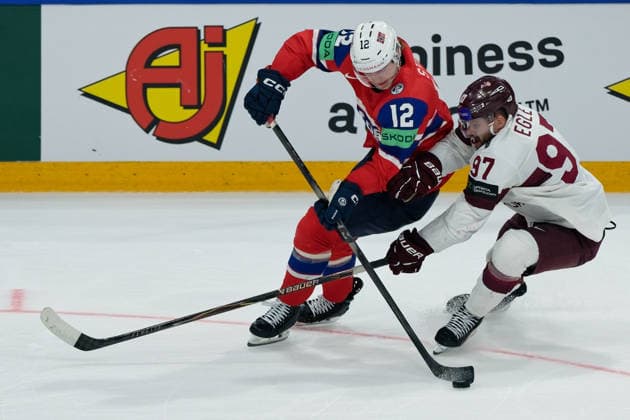 Fribourg, Switzerland - May 28 : Noah Steen of Norway Haralds Egle of Latvia battle for the puck (duel) during the 2026 IIHF Ice hockey, Eishockey World Championship, WM, Weltmeisterschaft Switzerland Quarter Final match between Norway and Latvia at BCF Arena on May 28 , 2026 in Fribourg, Switzerland.  Copyright: xGiuseppexVelletrix Sportspressphoto_SPR156423