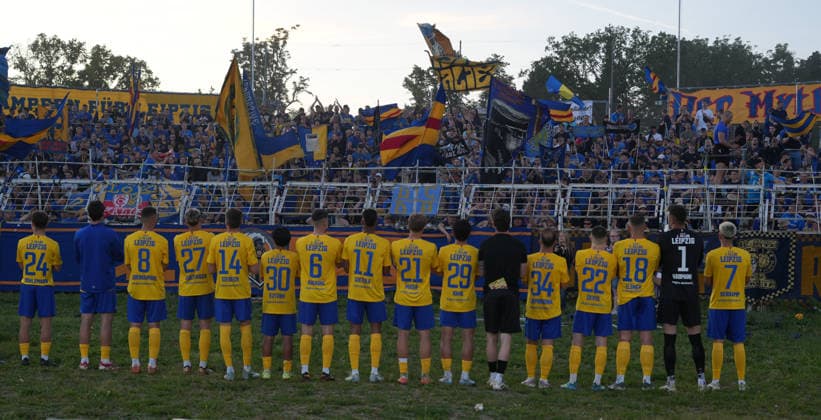 FC Lok Leipzig thanks fans 28.05.2026, FC Lokomotive Leipzig - Würzburger Kickers, Aufstiegsspiel, Regionalliga Promotion Final, Fussball, Regionalliga Nordost, Regionalliga West, GER, Leipzig, Bruno-Plache-Stadion DFL regulations prohibit any use of photographs as image sequences and or quasi-video. Leipzig Bruno-Plache-Stadion Sachsen GER Copyright: xBillmanxDubex