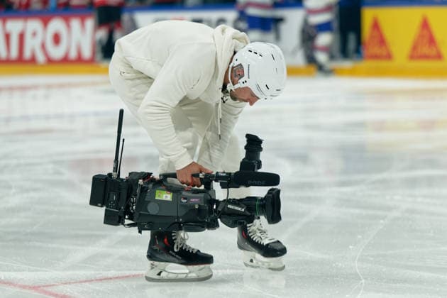 Fribourg, Switzerland - May 28 : Official cameraman is seen during the 2026 IIHF Ice hockey, Eishockey World Championship, WM, Weltmeisterschaft Switzerland Quarter Final match between Canada and United States at BCF Arena on May 28 , 2026 in Fribourg, Switzerland.  Copyright: xGiuseppexVelletrix Sportspressphoto_SPR156444