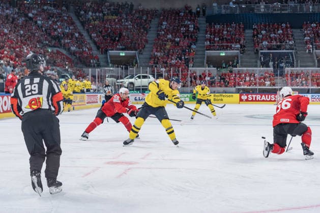 28 05 2026, Zurich, Swiss Life Arena, Ice Hockey World Championships Switzerland Sweden, 51 Emil Heineman Sweden , 28 Timo Meier Switzerland Zurich Swiss Life Arena Zurich Switzerland Copyright: xJustPictures.ch StefanxEmchx jp-de-StEm-DSC0147920260528