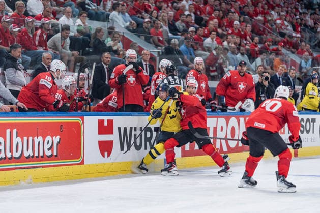 28 05 2026, Zurich, Swiss Life Arena, Ice Hockey World Championships Switzerland Sweden, 13 Lucas Raymond Sweden , 17 Ken Jager Switzerland Zurich Swiss Life Arena Zurich Switzerland Copyright: xJustPictures.ch StefanxEmchx jp-de-StEm-DSC0151420260528