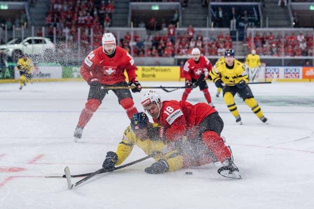 28 05 2026, Zurich, Swiss Life Arena, Ice Hockey World Championships Switzerland Sweden, 15 Jack Berglund Sweden , 18 Sven Jung Switzerland Zurich Swiss Life Arena Zurich Switzerland Copyright: xJustPictures.ch StefanxEmchx jp-de-StEm-DSC0156620260528