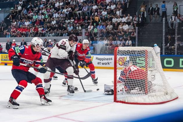 FRIBOURG, FRIBOURG - MAY 28: Sandis Vilmanis of Latvia battles for position in front of the Norway net during the 2026 IIHF World Championship, WM, Weltmeisterschaft match between Norway and Latvia at BCF Arena on May 28, 2026 in Fribourg, Fribourg, Switzerland.  Copyright: xLivioxBaeriswylx xSPPx Sportspressphoto_SPR156473