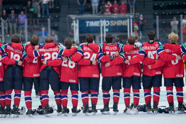 FRIBOURG, SWITZERLAND MAY 28 Norway players during their National Anthem during the 2026 IIHF Ice Hockey World Championship Switzerland game between Norway and Latvia at BCF Arena on May 28, 2026 in Fribourg, Fribourg Fribourg BCF Arena Fribourg Switzerland Copyright: xJustPictures.ch JarixPestelaccix jp-en-EuSpIm-JP6_JAR_Norway_Latvia_28May2026_00210