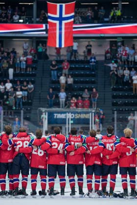 FRIBOURG, SWITZERLAND MAY 28 Norway players during their National Anthem during the 2026 IIHF Ice Hockey World Championship Switzerland game between Norway and Latvia at BCF Arena on May 28, 2026 in Fribourg, Fribourg Fribourg BCF Arena Fribourg Switzerland Copyright: xJustPictures.ch JarixPestelaccix jp-en-EuSpIm-JP6_JAR_Norway_Latvia_28May2026_00211