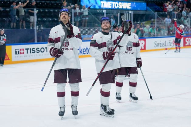 FRIBOURG, SWITZERLAND MAY 28 Latvia, defeated by Norway, salutes and thanks its fans after the 2026 IIHF Ice Hockey World Championship Switzerland game between Norway and Latvia at BCF Arena on May 28, 2026 in Fribourg, Fribourg Fribourg BCF Arena Fribourg Switzerland Copyright: xJustPictures.ch JarixPestelaccix jp-en-EuSpIm-JP6_JAR_Norway_Latvia_28May2026_00216