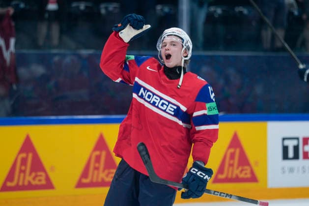 FRIBOURG, SWITZERLAND MAY 28 Noah Steen celebrates victory during the 2026 IIHF Ice Hockey World Championship Switzerland game between Norway and Latvia at BCF Arena on May 28, 2026 in Fribourg, Fribourg Fribourg BCF Arena Fribourg Switzerland Copyright: xJustPictures.ch JarixPestelaccix jp-en-EuSpIm-JP6_JAR_Norway_Latvia_28May2026_00223
