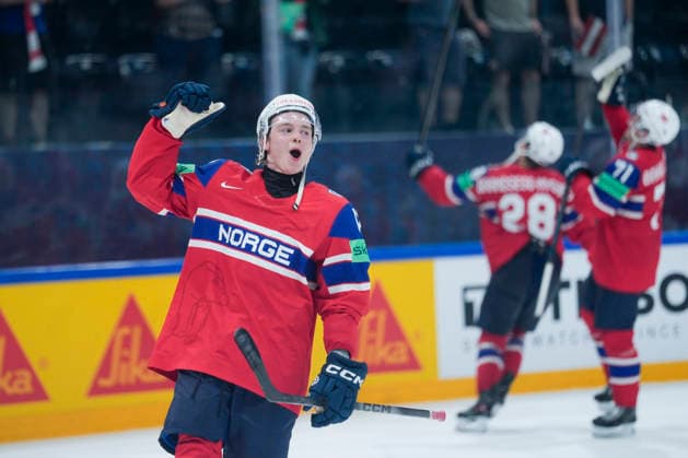 FRIBOURG, SWITZERLAND MAY 28 Noah Steen celebrates victory during the 2026 IIHF Ice Hockey World Championship Switzerland game between Norway and Latvia at BCF Arena on May 28, 2026 in Fribourg, Fribourg Fribourg BCF Arena Fribourg Switzerland Copyright: xJustPictures.ch JarixPestelaccix jp-en-EuSpIm-JP6_JAR_Norway_Latvia_28May2026_00226