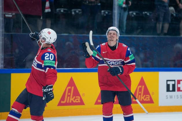 FRIBOURG, SWITZERLAND MAY 28 Emilio Pettersen of Norway L and Eskild BAKKE Olsen of Norway R thanks the fans after the 2026 IIHF Ice Hockey World Championship Switzerland game between Norway and Latvia at BCF Arena on May 28, 2026 in Fribourg, Fribourg Fribourg BCF Arena Fribourg Switzerland Copyright: xJustPictures.ch JarixPestelaccix jp-en-EuSpIm-JP6_JAR_Norway_Latvia_28May2026_00230