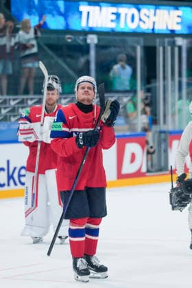 FRIBOURG, SWITZERLAND MAY 28 Johannes Johannesen of Norway thanks the fans after the 2026 IIHF Ice Hockey World Championship Switzerland game between Norway and Latvia at BCF Arena on May 28, 2026 in Fribourg, Fribourg Fribourg BCF Arena Fribourg Switzerland Copyright: xJustPictures.ch JarixPestelaccix jp-en-EuSpIm-JP6_JAR_Norway_Latvia_28May2026_00234
