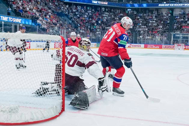 FRIBOURG, SWITZERLAND MAY 28 Eskild BAKKE Olsen of Norway R try to deflect a puck in front of goalkeeper Kristers Gudlevskis of Latvia L during the 2026 IIHF Ice Hockey World Championship Switzerland game between Norway and Latvia at BCF Arena on May 28, 2026 in Fribourg, Fribourg Fribourg BCF Arena Fribourg Switzerland Copyright: xJustPictures.ch JarixPestelaccix jp-en-EuSpIm-JP6_JAR_Norway_Latvia_28May2026_00237