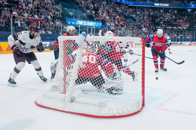 FRIBOURG, SWITZERLAND MAY 28 Havard OSTREM Salsten of Norway R helping goalkeeper Henrik Haukeland of Norway during the 2026 IIHF Ice Hockey World Championship Switzerland game between Norway and Latvia at BCF Arena on May 28, 2026 in Fribourg, Fribourg Fribourg BCF Arena Fribourg Switzerland Copyright: xJustPictures.ch JarixPestelaccix jp-en-EuSpIm-JP6_JAR_Norway_Latvia_28May2026_00239