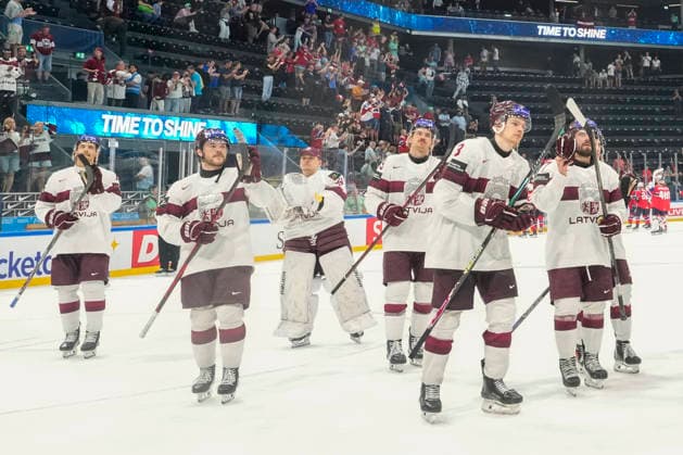 FRIBOURG, SWITZERLAND MAY 28 Latvia, defeated by Norway, salutes and thanks its fans after the 2026 IIHF Ice Hockey World Championship Switzerland game between Norway and Latvia at BCF Arena on May 28, 2026 in Fribourg, Fribourg Fribourg BCF Arena Fribourg Switzerland Copyright: xJustPictures.ch JarixPestelaccix jp-en-EuSpIm-JP6_JAR_Norway_Latvia_28May2026_00242