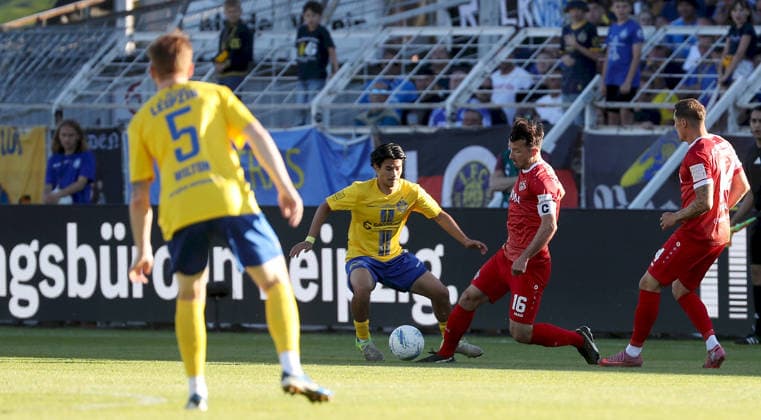 28 05 2026, xfsx, Herren, Fußball, Saison 2025 2026, Aufstiegsspiele zur 3 Liga, Play Offs 1 FC Lokomtive Leipzig FC Wuerzburger Kickers v li Lukas Wilton 1 FC Lokomotive Leipzig , Eren oeztuerk 1 FC Lokomotive Leipzig , Peter Kurzweg FC Wuerzburger Kickers , Martin Thomann FC Wuerzburger Kickers Leipzig Bruno Plache Stadion Sachsen Germany