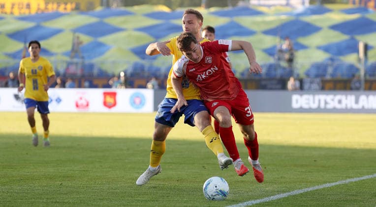 28 05 2026, xfsx, Herren, Fußball, Saison 2025 2026, Aufstiegsspiele zur 3 Liga, Play Offs 1 FC Lokomtive Leipzig FC Wuerzburger Kickers v li Tobias Dombrowa 1 FC Lokomotive Leipzig , Tim Kraus FC Wuerzburger Kickers Leipzig Bruno Plache Stadion Sachsen Germany