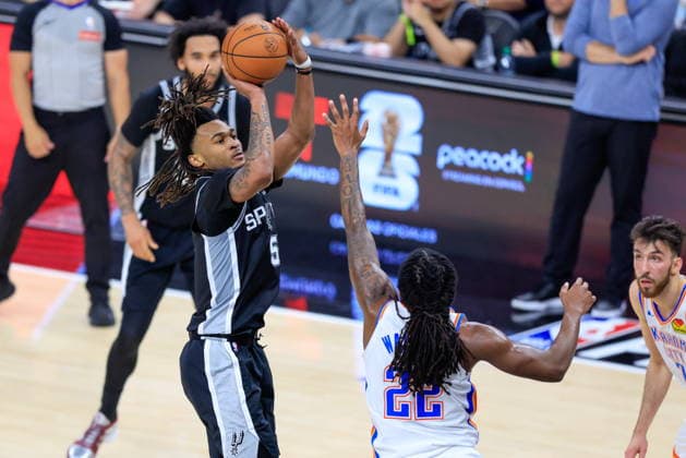 NBA, Basketball Herren, USA West Conference Finals Game 6 - Oklahoma City Thunder at San Antonio Spurs San Antonio Spurs guard Stephon Castle (L) makes a shot over Oklahoma City Thunder guard Cason Wallace (C) during Game 6 of the NBA West Conference Finals between the San Antonio Spurs and Oklahoma City Thunder in San Antonio, Texas, USA, 28 May 2026. San Antonio United States  Copyright: xADAMxDAVISx