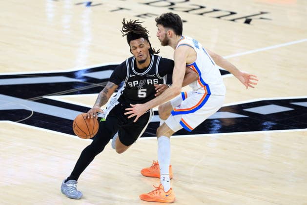 NBA, Basketball Herren, USA West Conference Finals Game 6 - Oklahoma City Thunder at San Antonio Spurs San Antonio Spurs guard Stephon Castle (L) dribbles past Oklahoma City Thunder center Chet Holmgren (R) during Game 6 of the NBA West Conference Finals between the San Antonio Spurs and Oklahoma City Thunder in San Antonio, Texas, USA, 28 May 2026. San Antonio United States  Copyright: xADAMxDAVISx