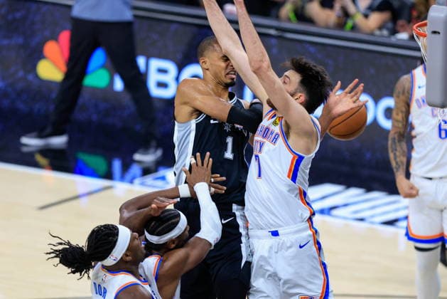 NBA, Basketball Herren, USA West Conference Finals Game 6 - Oklahoma City Thunder at San Antonio Spurs San Antonio Spurs forward Victor Wembanyama (C) makes a pass past Oklahoma City Thunder center Chet Holmgren (R) during Game 6 of the NBA West Conference Finals between the San Antonio Spurs and Oklahoma City Thunder in San Antonio, Texas, USA, 28 May 2026. San Antonio United States  Copyright: xADAMxDAVISx