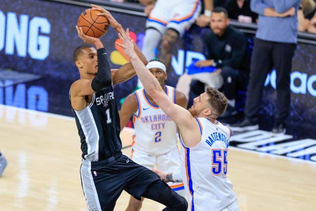 NBA, Basketball Herren, USA West Conference Finals Game 6 - Oklahoma City Thunder at San Antonio Spurs San Antonio Spurs forward Victor Wembanyama (L) takes a shot over Oklahoma City Thunder center Isaiah Hartenstein (R) during Game 6 of the NBA West Conference Finals between the San Antonio Spurs and Oklahoma City Thunder in San Antonio, Texas, USA, 28 May 2026. San Antonio United States  Copyright: xADAMxDAVISx