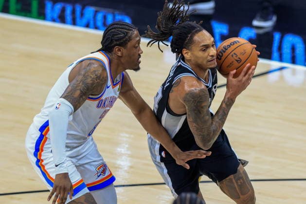 NBA, Basketball Herren, USA West Conference Finals Game 6 - Oklahoma City Thunder at San Antonio Spurs San Antonio Spurs guard Devin Vassell (R) dribbles past Oklahoma City Thunder guard Jalen Williams (L) during Game 6 of the NBA West Conference Finals between the San Antonio Spurs and Oklahoma City Thunder in San Antonio, Texas, USA, 28 May 2026. San Antonio United States  Copyright: xADAMxDAVISx